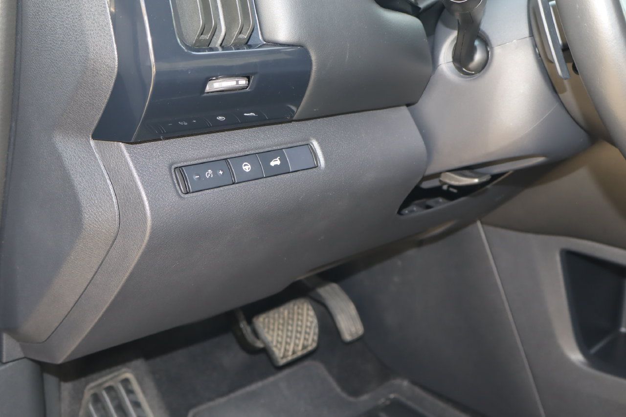 Used 2025 Nissan Pathfinder SV FWD image 24