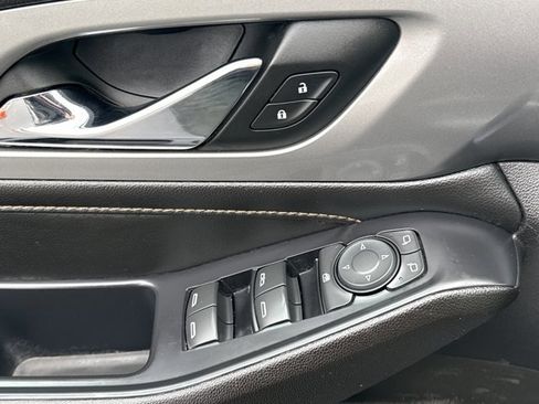 Used 2021 Chevrolet Traverse LT image 18