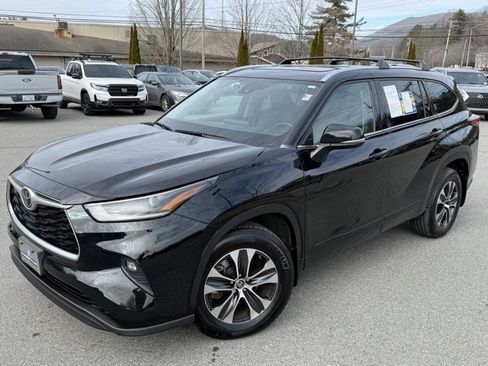 Used 2021 Toyota Highlander XLE image 1