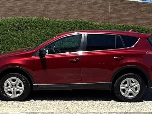 Used 2018 Toyota RAV4 LE FWD image 2
