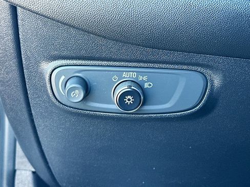 Used 2019 Chevrolet Equinox LT w/ Sun & Navigation Package image 11