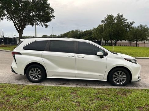 Used 2021 Toyota Sienna XLE w/ XLE Plus Package FWD image 7