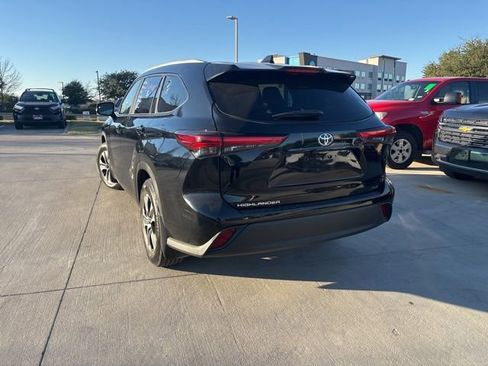 Used 2023 Toyota Highlander XLE image 4
