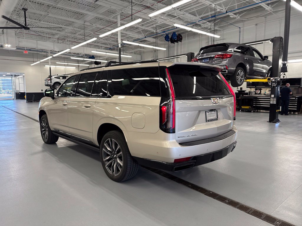 Used 2023 Cadillac Escalade ESV Sport Platinum AWD/4WD image 7