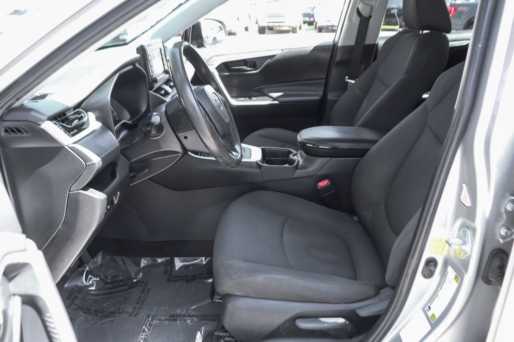 Used 2021 Toyota RAV4 LE FWD image 16