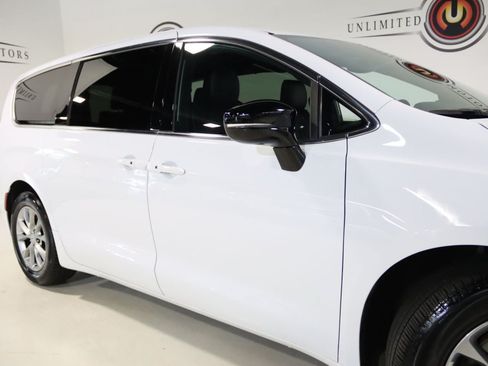 Used 2026 Chrysler Pacifica Limited FWD image 6