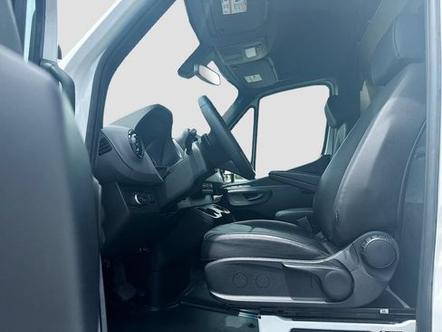Used 2025 Mercedes-Benz Sprinter 2500 image 33