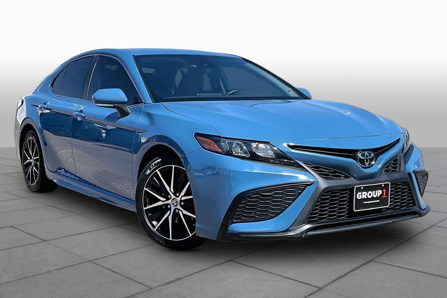 Used 2023 Toyota Camry SE FWD image 3