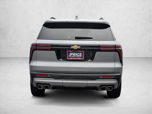 Used 2025 Chevrolet Traverse LT image 7