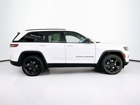 Used 2023 Jeep Grand Cherokee Altitude image 10