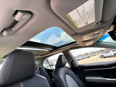 Used 2018 Toyota Camry XLE image 12