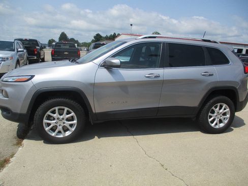 Used 2018 Jeep Cherokee Latitude Plus w/ Comfort/Convenience Group AWD/4WD image 3