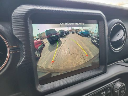Used 2022 Jeep Wrangler Unlimited Sahara AWD/4WD image 15