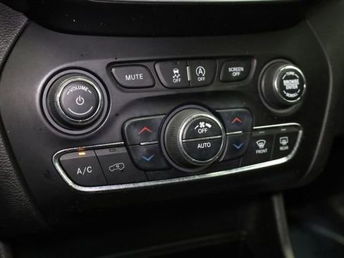 Used 2019 Jeep Cherokee Limited image 22