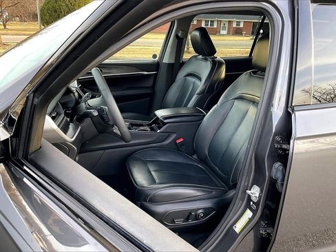 Used 2023 Jeep Grand Cherokee L Limited w/ Black Appearance Package image 25