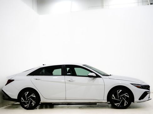 Used 2024 Hyundai Elantra Limited FWD image 5
