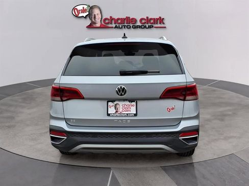 Used 2024 Volkswagen Taos SE image 4