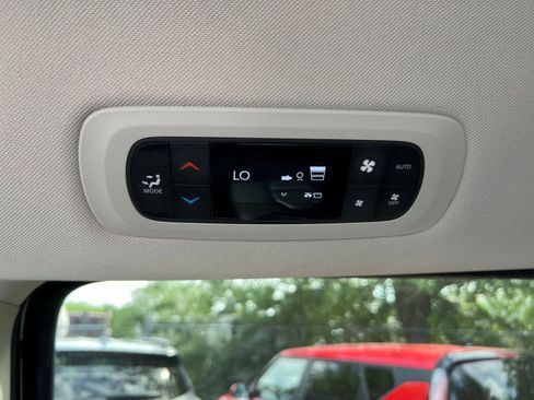 Used 2023 Chrysler Pacifica Touring-L FWD image 29