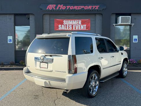 Used 2009 Cadillac Escalade AWD image 3