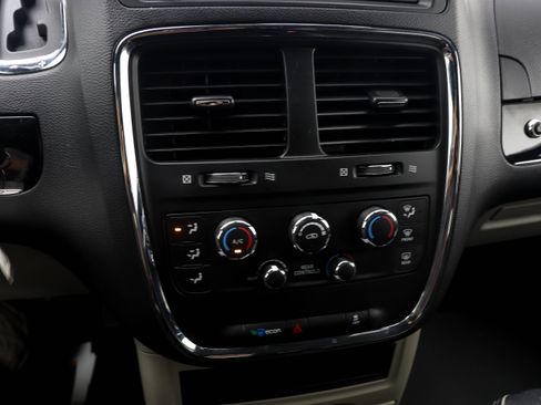 Used 2019 Dodge Grand Caravan SXT FWD image 29
