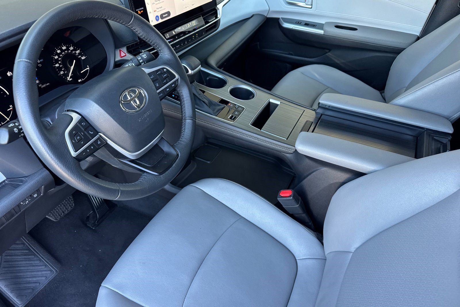 Used 2026 Toyota Sienna XLE FWD image 4