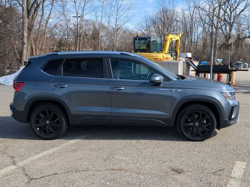 Used 2022 Volkswagen Taos SE w/ IQ.Drive SE Package image 15