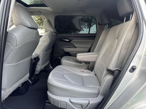 Used 2022 Toyota Highlander XLE FWD image 16