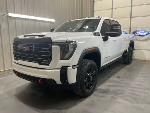 Used 2026 GMC Sierra 2500 AT4 w/ AT4 Premium Plus Package AWD/4WD image 3
