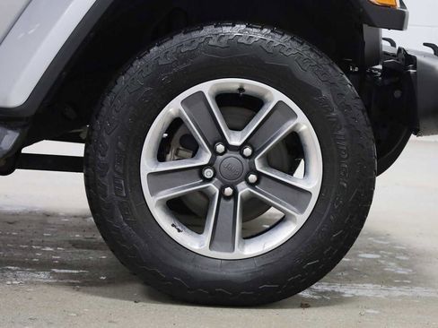 Used 2019 Jeep Wrangler Unlimited Sahara image 12