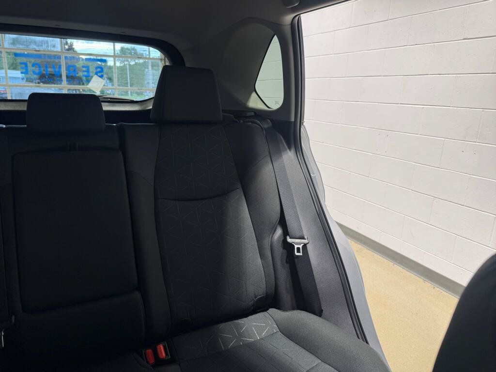 Used 2025 Toyota RAV4 XLE AWD/4WD image 18