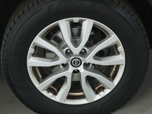 Used 2018 Nissan Rogue SV image 11