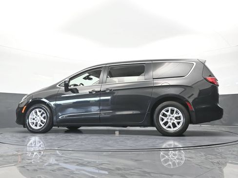 Used 2023 Chrysler Pacifica Touring-L FWD image 55