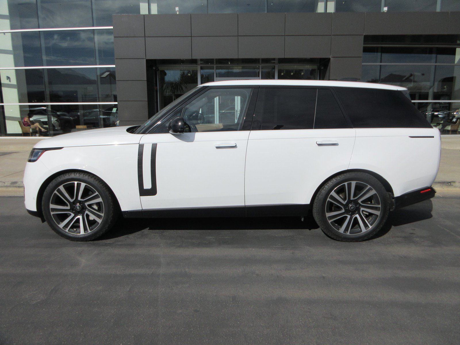 Used 2023 Land Rover Range Rover SE AWD/4WD image 3