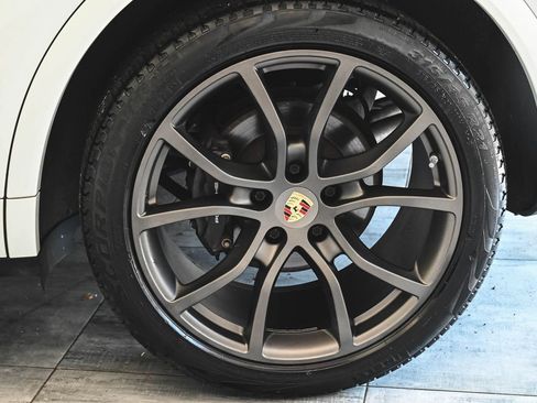 Used 2023 Porsche Cayenne AWD/4WD image 7