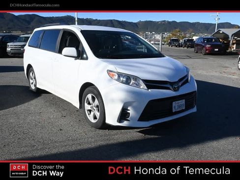 Used 2018 Toyota Sienna LE image 3