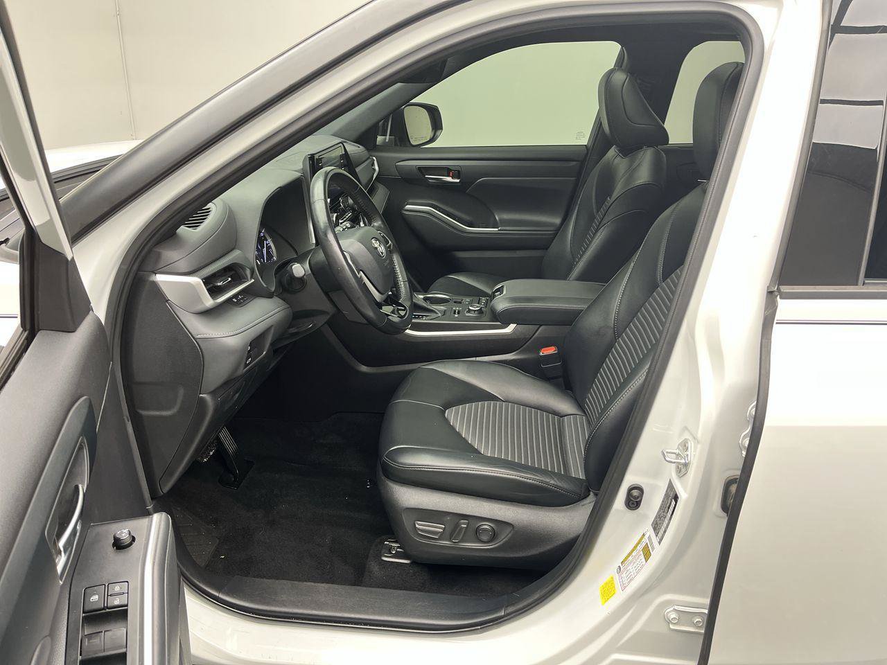 Used 2022 Toyota Highlander XSE AWD/4WD image 3