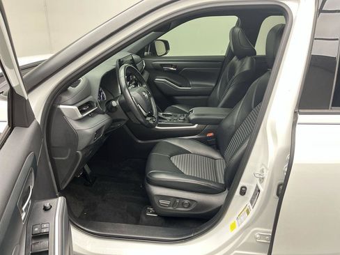 Used 2022 Toyota Highlander XSE AWD/4WD image 3