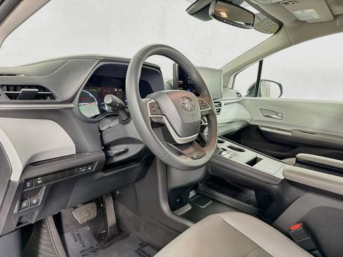 Used 2025 Toyota Sienna XLE FWD image 14