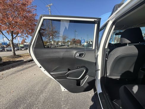 Used 2021 Kia Soul LX image 26