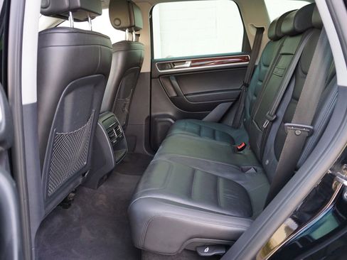 Used 2014 Volkswagen Touareg Sport image 19