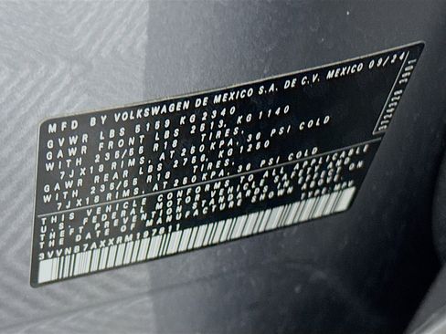 Used 2024 Volkswagen Tiguan SE image 12