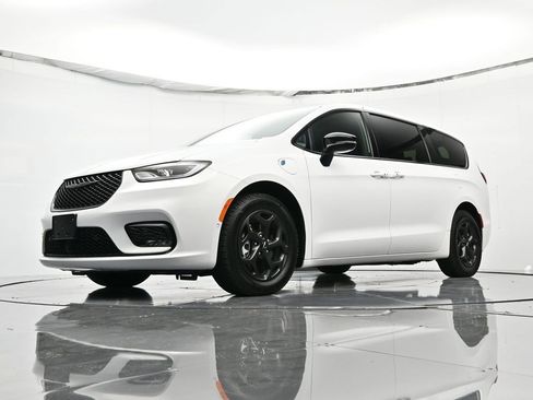 Used 2024 Chrysler Pacifica Select image 38