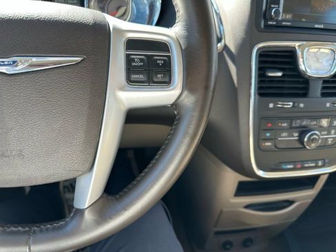 Used 2016 Chrysler Town & Country Touring FWD image 20