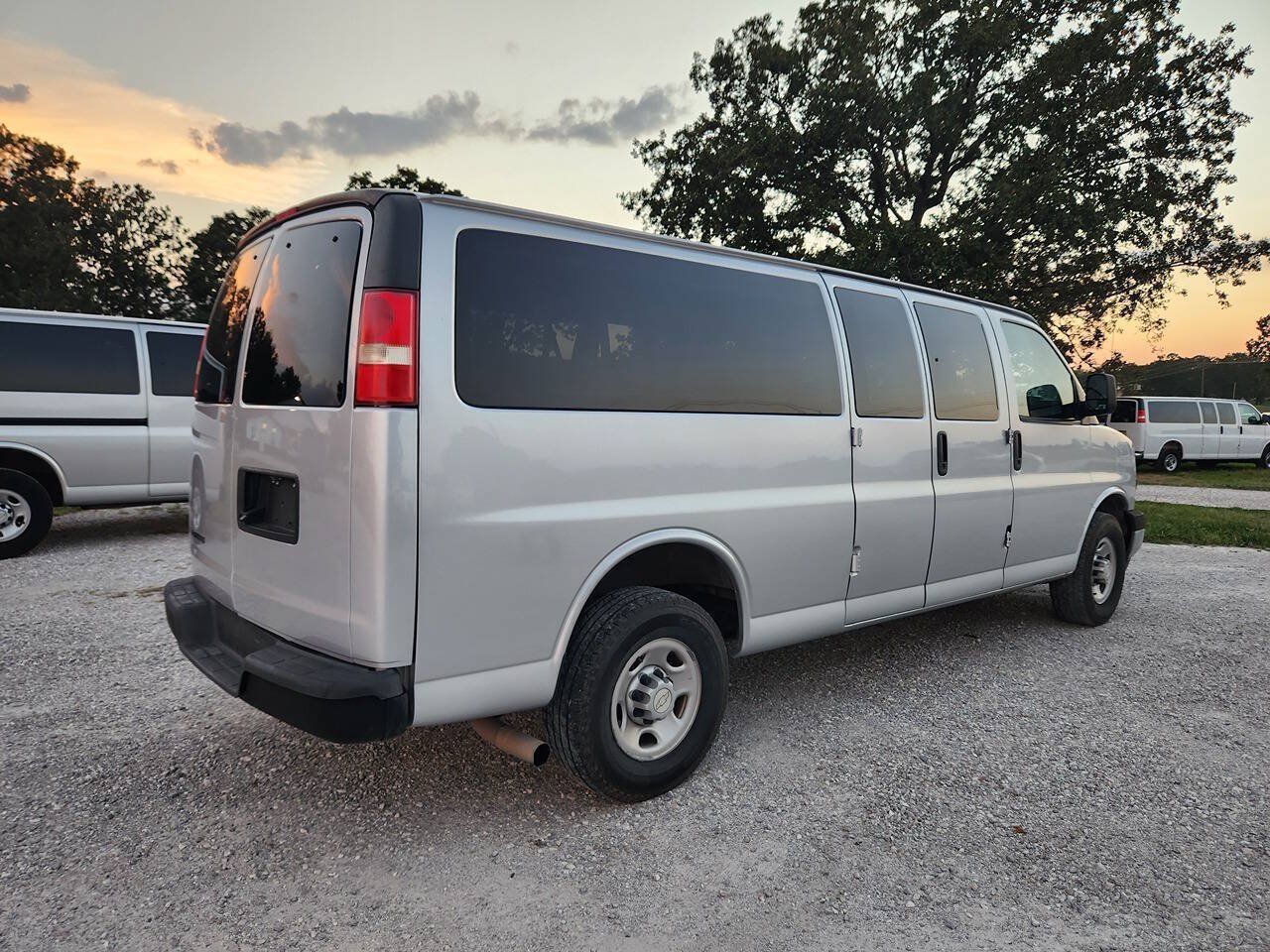 Used 2019 Chevrolet Express 3500 LS RWD image 4