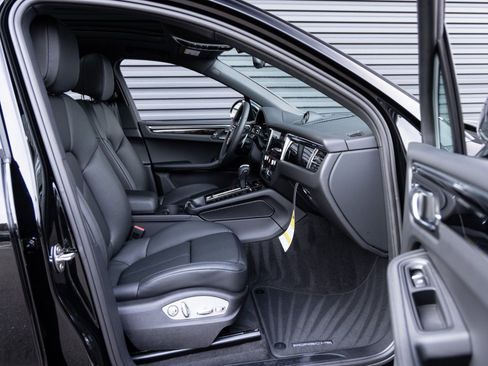 Certified 2026 Porsche Macan Base image 33