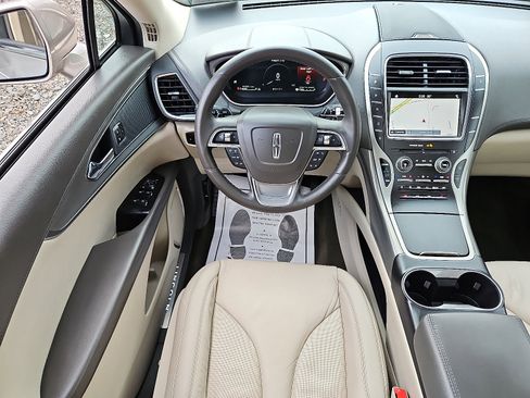 Used 2019 Lincoln Nautilus Select image 11