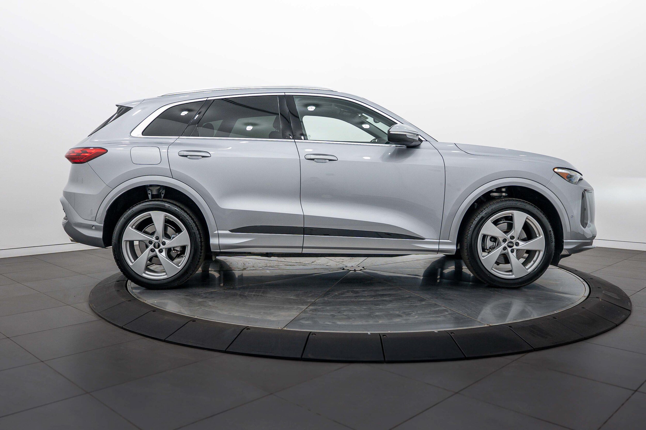 Used 2025 Audi Q5 Premium Plus AWD/4WD image 3
