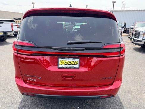 Used 2024 Chrysler Pacifica Limited w/ S Appearance Package FWD image 4