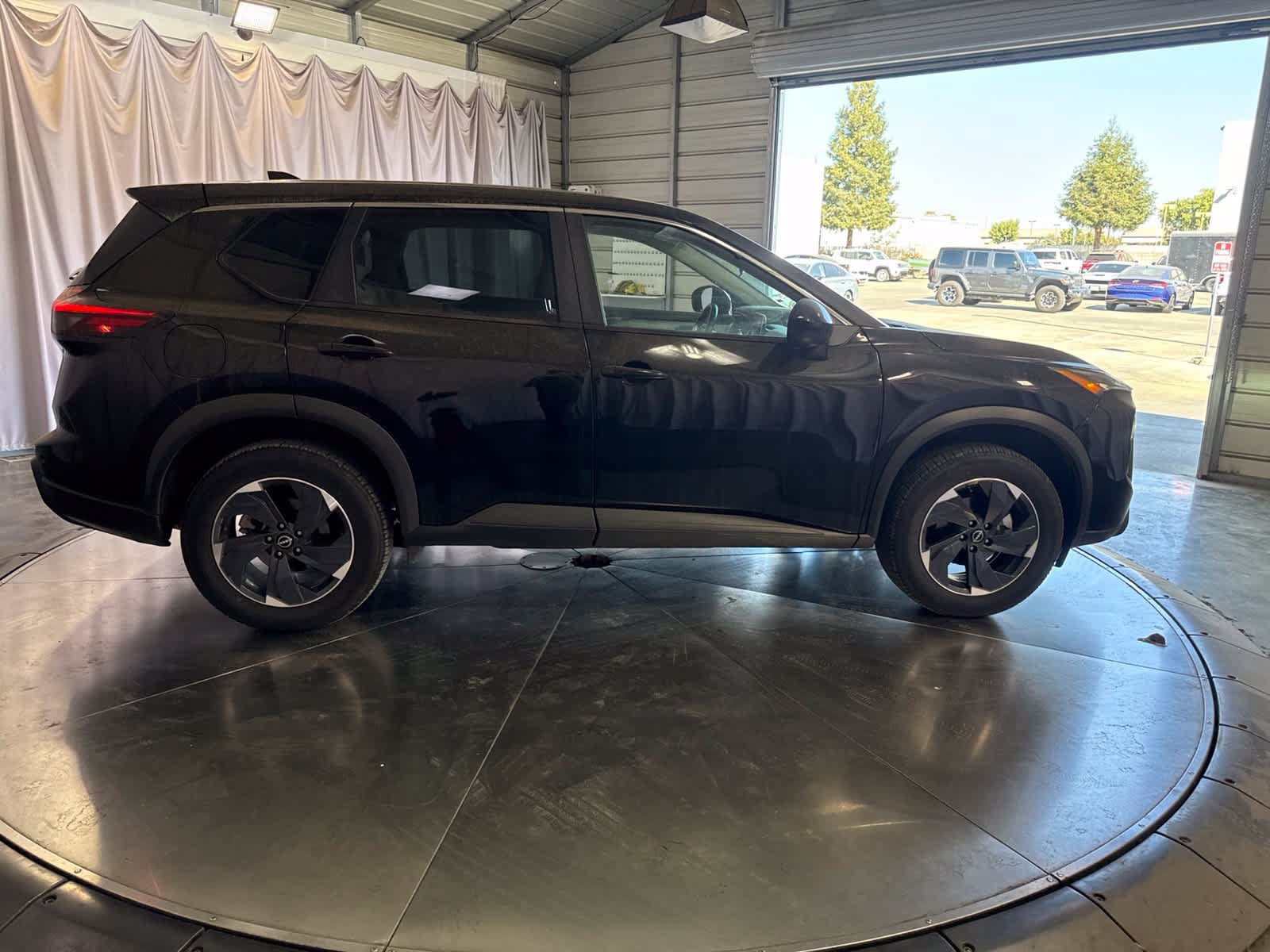 Used 2025 Nissan Rogue SV AWD/4WD image 4