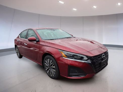 Used 2023 Nissan Altima 2.5 SV w/ SV Premium Package image 1